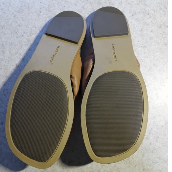 NWOT Hush Puppies Flip Flops Sz 8 Tan Cushioned Comfort Sandals Slip On Neutral - Picture 2 of 8